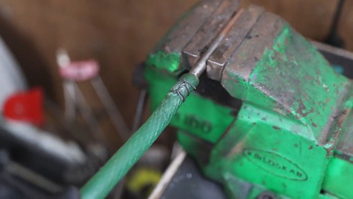 Clamp from a sealant gun