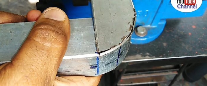 Unusual corner connection of a profile pipe