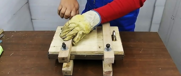 How to make a cutting board from plastic lids