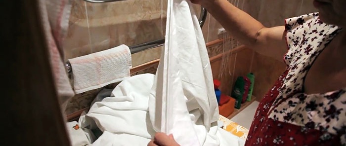 How to wash a duvet cover in a washing machine so that things don't get stuck in it