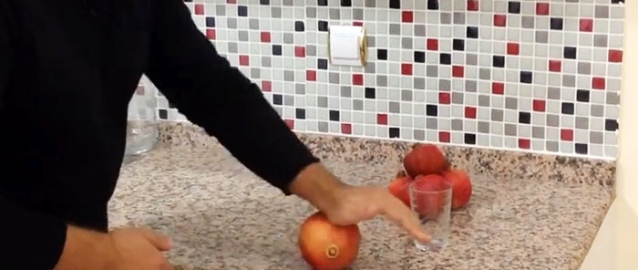 A glass of pomegranate juice in 2 minutes: how to squeeze juice without peeling a pomegranate