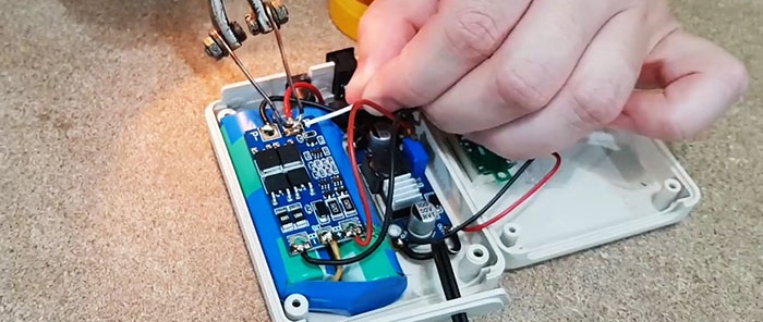 How to make a mini 12 V uninterruptible power supply for a router