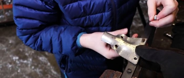 How to make a device for removing snow from a roof