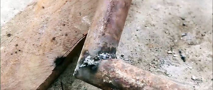 Homemade high-performance pump for pumping water driven by an angle grinder