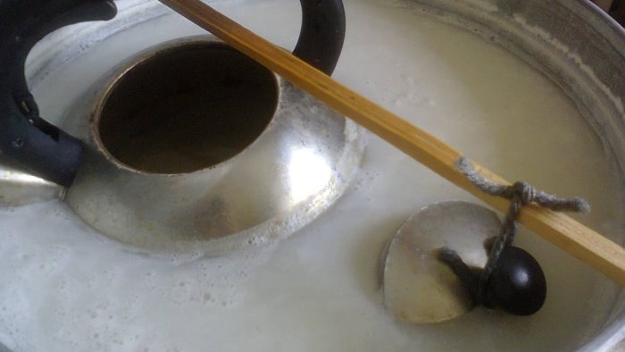 An effective homemade kitchen utensil cleaner