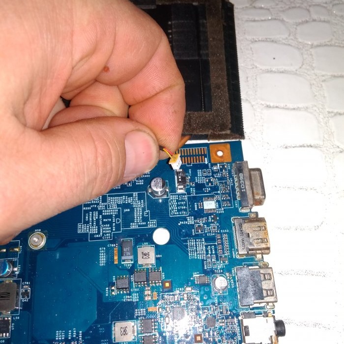 Cleaning the cooling system in a laptop