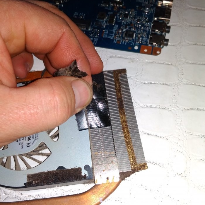 Cleaning the cooling system in a laptop