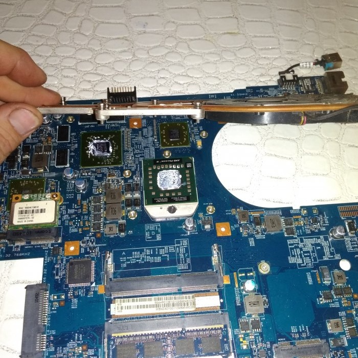 Cleaning the cooling system in a laptop