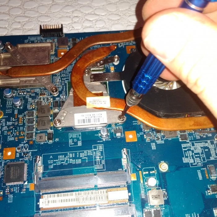 Cleaning the cooling system in a laptop