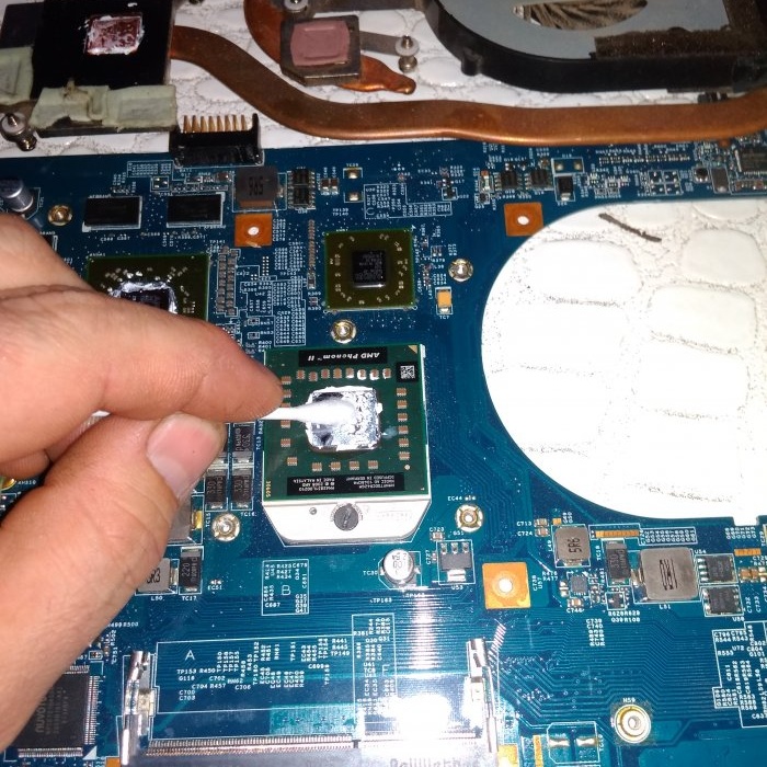 Cleaning the cooling system in a laptop