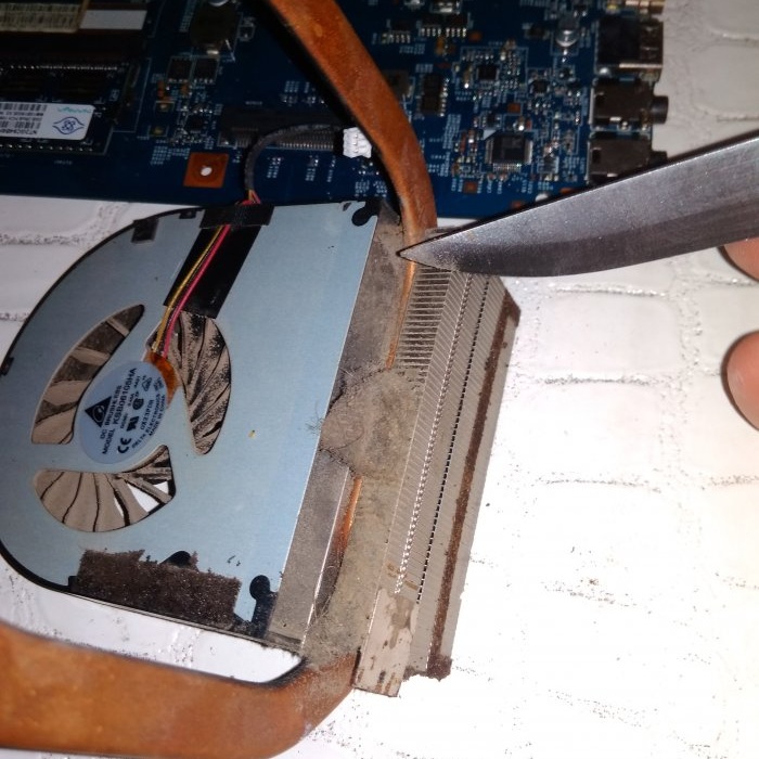 Cleaning the cooling system in a laptop