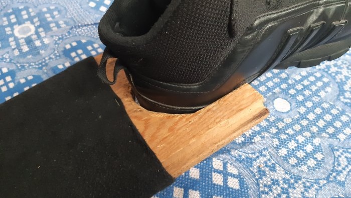 How to make a hands-free shoe remover