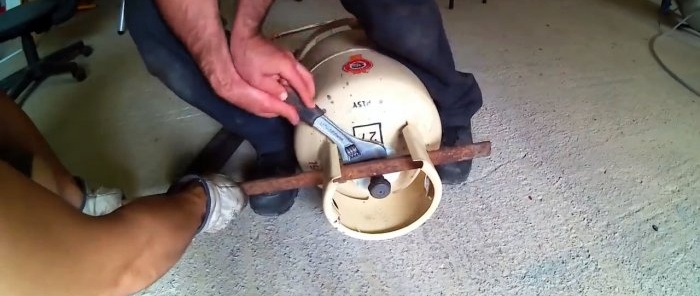 How to make a sandblaster from a small gas cylinder