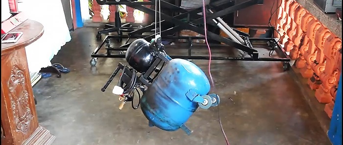 Electric winch from a car windshield wiper drive and a bicycle hub