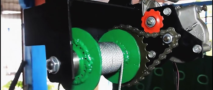 Electric winch from a car windshield wiper drive and a bicycle hub