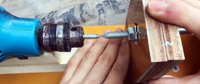 Anyone can make this lathe from a drill.