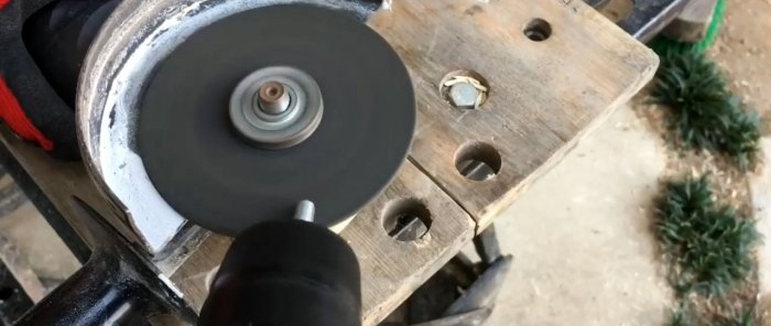 Anyone can make this lathe from a drill.