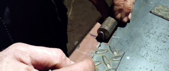 How to evenly and correctly weld hinges onto a steel door or gate