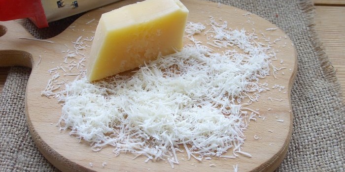 Scaglie di formaggio al forno