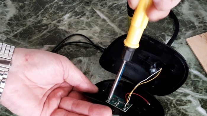 How to transfer a device from batteries to a battery with built-in charging