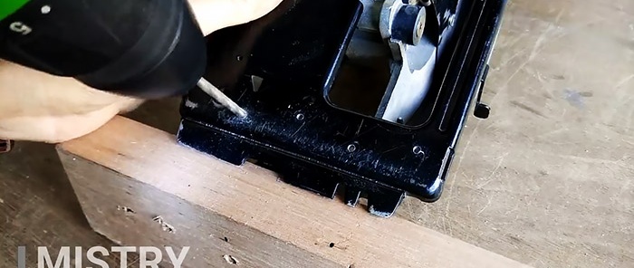 Simple handheld circular saw stand made from door hinge and plywood