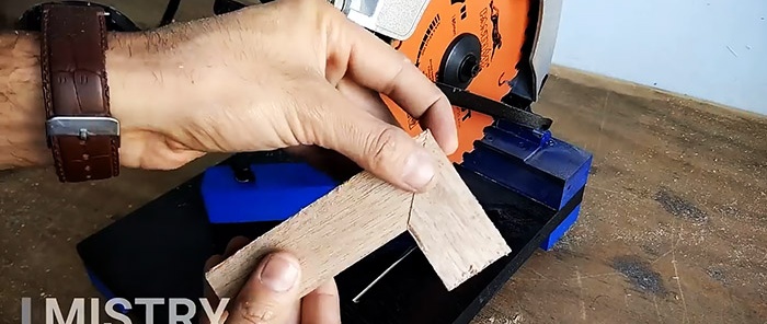 Simple handheld circular saw stand made from door hinge and plywood