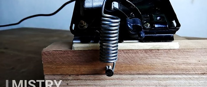 Simple handheld circular saw stand made from door hinge and plywood