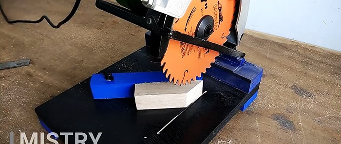 Simple handheld circular saw stand made from door hinge and plywood