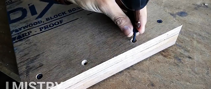 Simple handheld circular saw stand made from door hinge and plywood