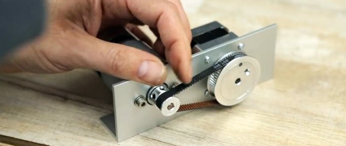 How to assemble a string jigsaw for figure cutting