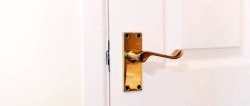 4 formas de cerrar una puerta interior sin cerradura