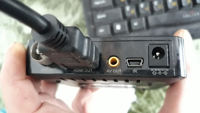 How to connect a DVBT2 set-top box to a computer monitor