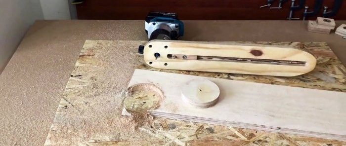 Homemade hand-held plywood band saw driven by a screwdriver