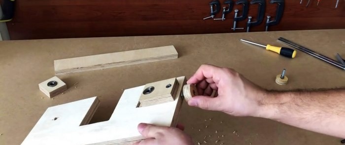 Homemade hand-held plywood band saw driven by a screwdriver