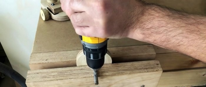 Homemade hand-held plywood band saw driven by a screwdriver