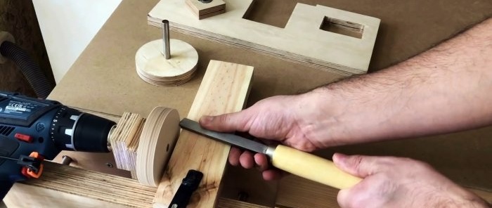 Homemade hand-held plywood band saw driven by a screwdriver