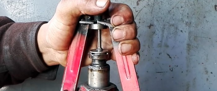 How to make a universal puller from a hydraulic jack