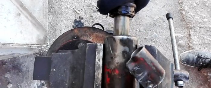 How to make a universal puller from a hydraulic jack