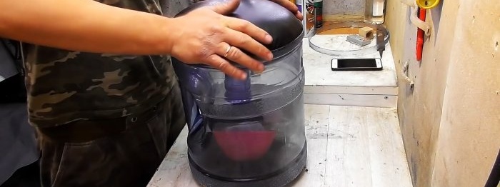 Come realizzare un pouf da officina con vano portaoggetti da una bottiglia da 19 litri