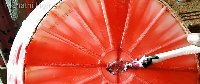 Filling a crack in a plastic bucket in 1 minute