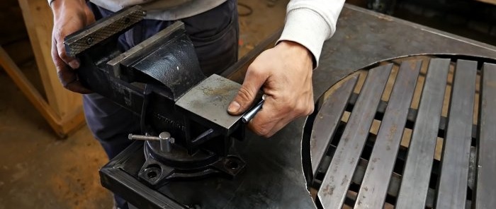 From an old hub we make a workbench with a rotating platform for welding work