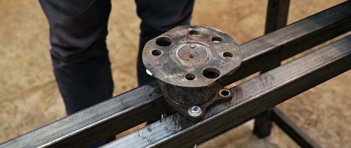 From an old hub we make a workbench with a rotating platform for welding work