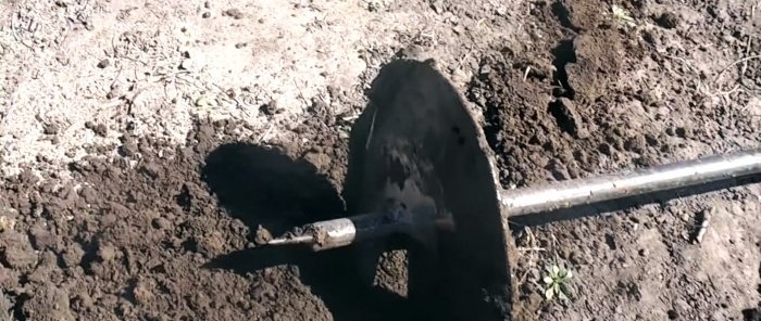 How to make a garden auger from trash