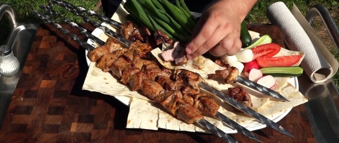 Il kebab più succoso in acqua bollente è il segreto di un uzbeko che conosce il fatto suo