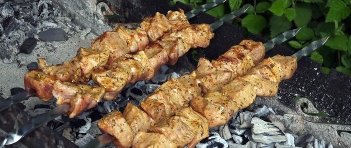 Il kebab più succoso in acqua bollente è il segreto di un uzbeko che conosce il fatto suo