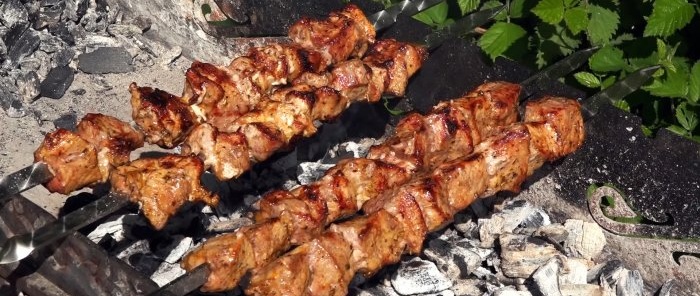 Il kebab più succoso in acqua bollente è il segreto di un uzbeko che conosce il fatto suo