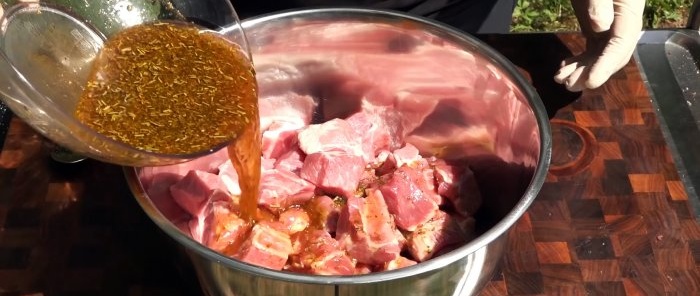 Il kebab più succoso in acqua bollente è il segreto di un uzbeko che conosce il fatto suo