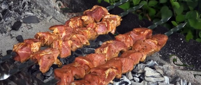 Il kebab più succoso in acqua bollente è il segreto di un uzbeko che conosce il fatto suo