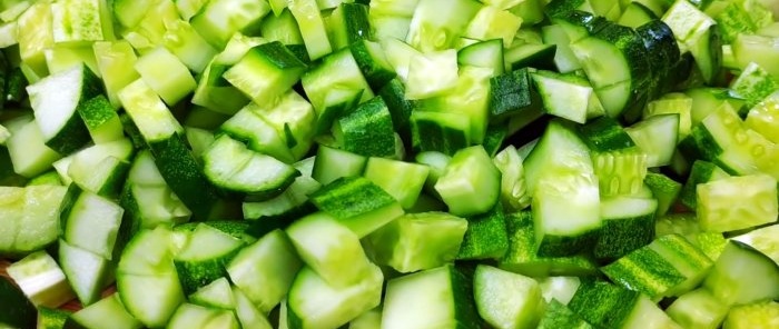 I no longer buy cucumbers in winter. Super way to freeze cucumbers.