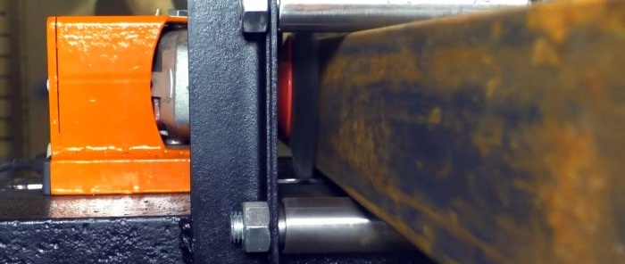 This grinder machine cleans rusty pipes in no time